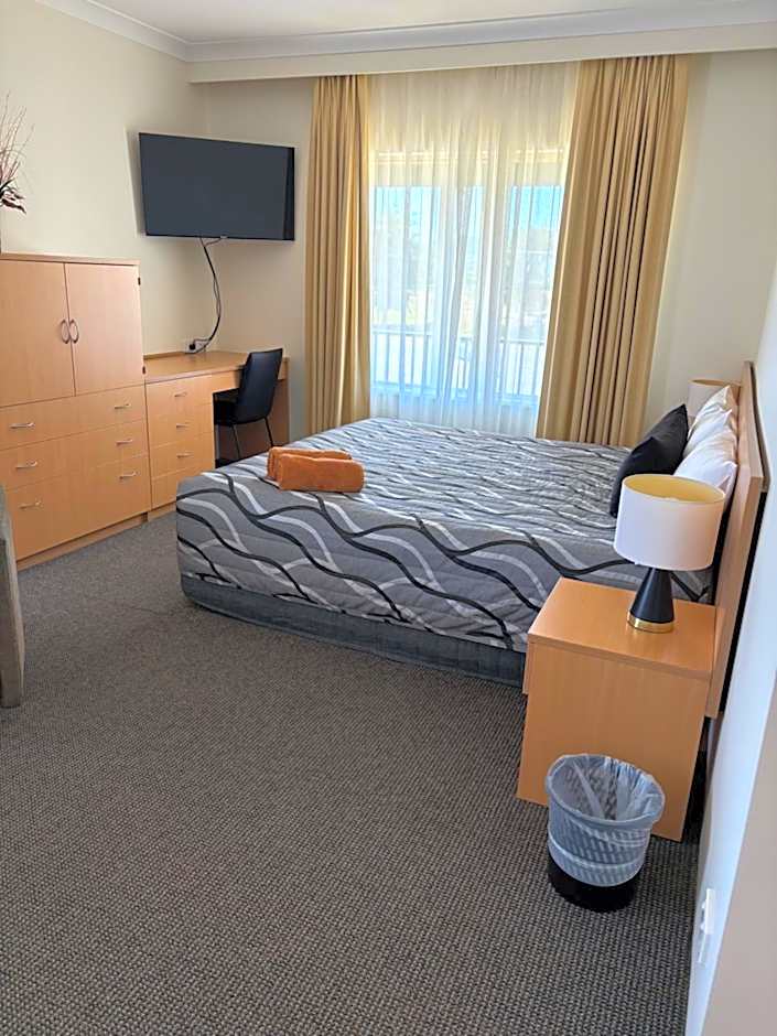 Golden Guitar Motor Inn