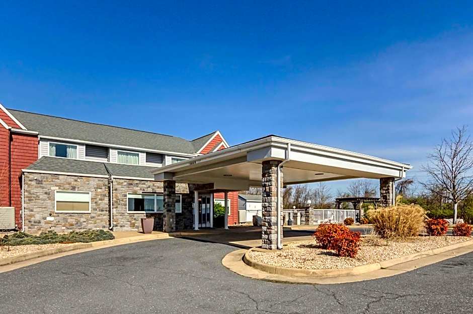 Clarion Pointe Staunton East