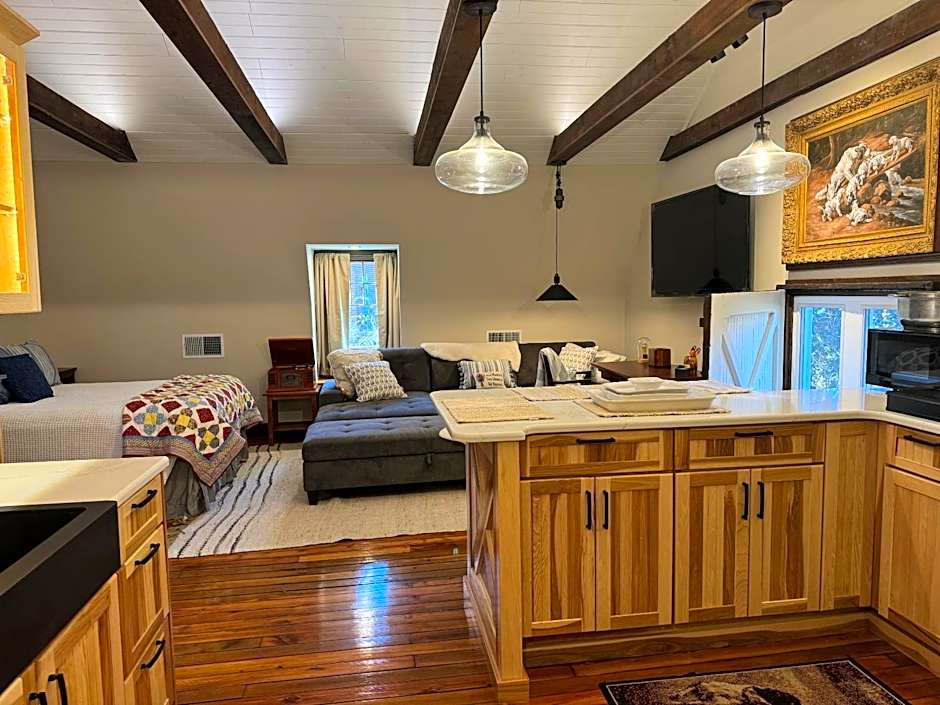 South Broadway Manor B&B - Near Fallingwater, Ohiopyle State Park, Hiking & Biking trails GAP