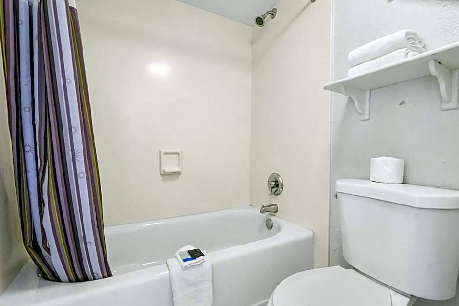 La Quinta Inn by Wyndham Costa Mesa / Newport Beach
