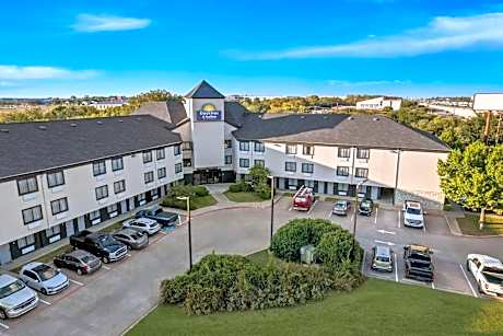 Days Inn & Suites by Wyndham DeSoto