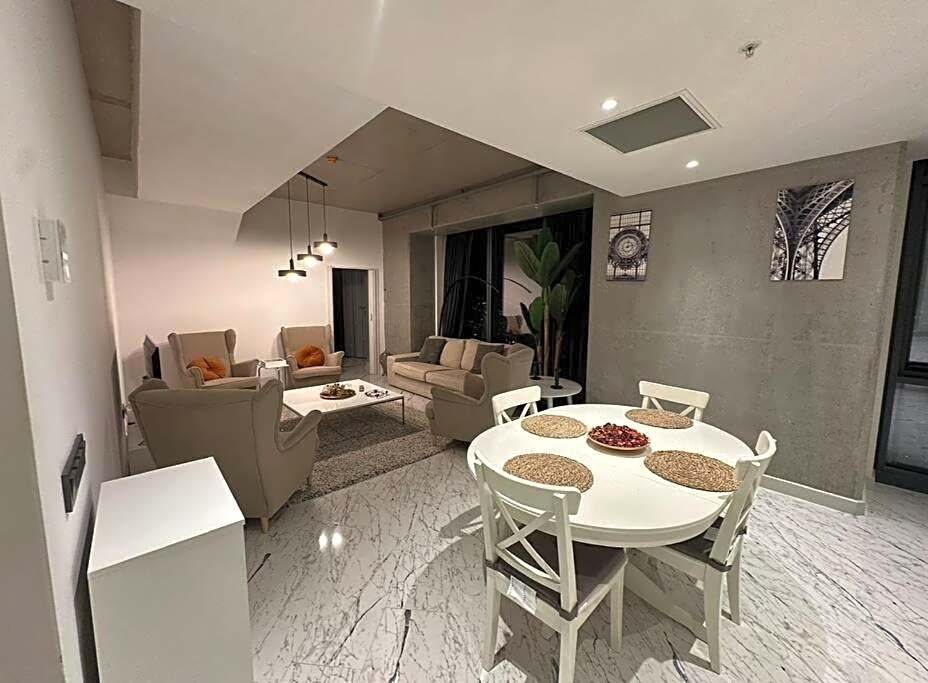 lavish apt with 180 ist view at 40F gym pool 89