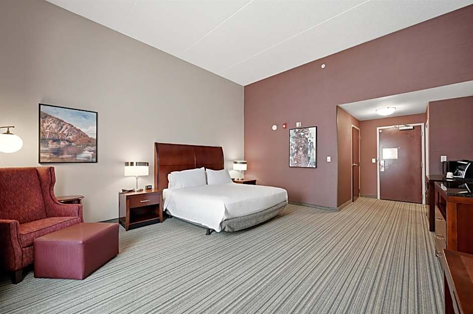 Photo 1 of 18 of 1 King Bed, Hearing/Mobility Accessible, Bathtub