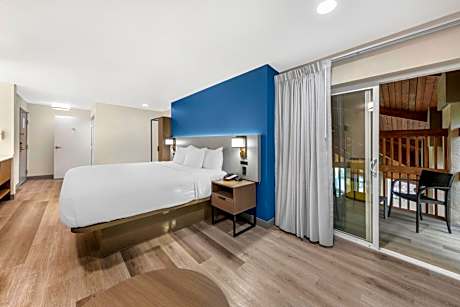 Large King Suite - Non Smoking