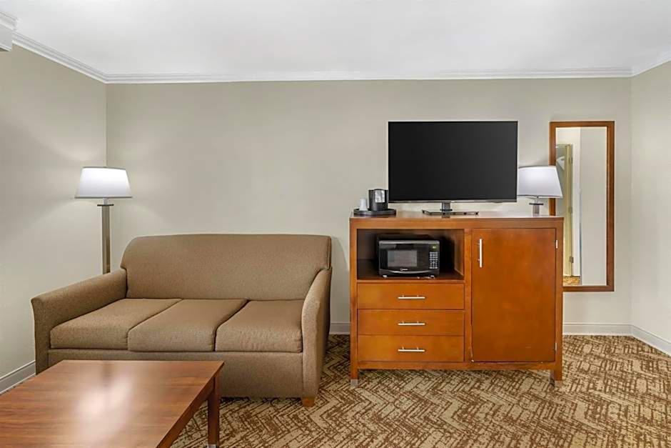 Best Western Plus Northwoods Inn