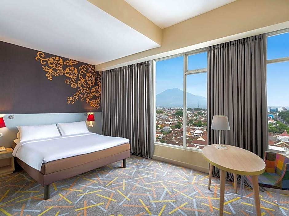 Photo 1 of 12 of Deluxe 1 King Bed