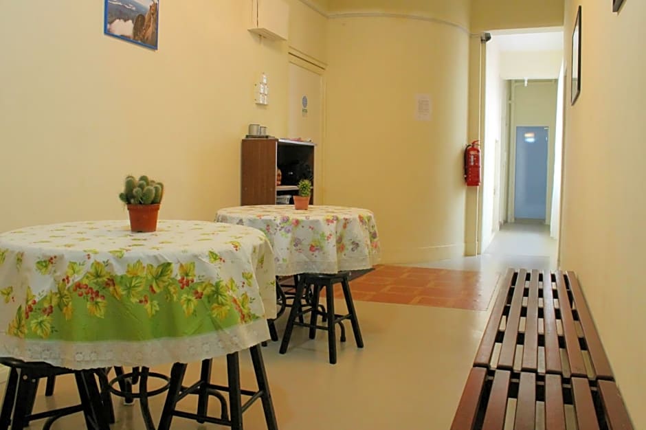 Victoria Hotel And Hostel