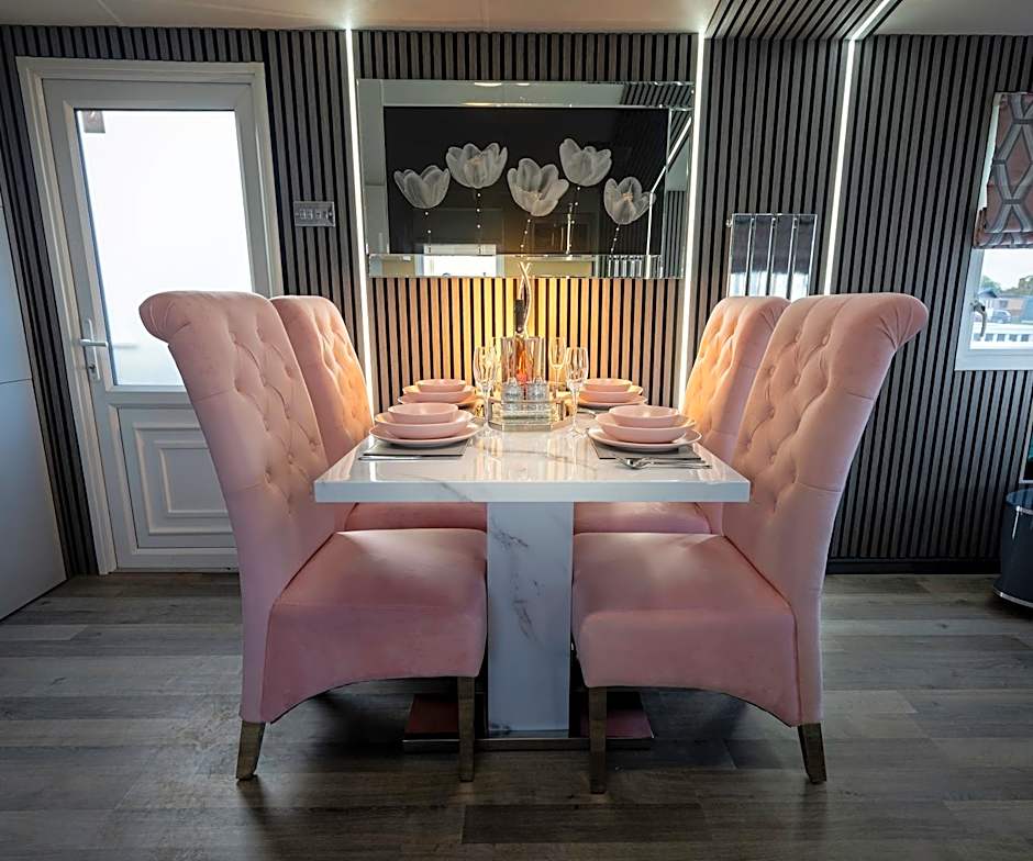 Tattershall VIP Retreat - Hot tub, stunning lakeside views, newly refurbished to an amazing 5 star standard