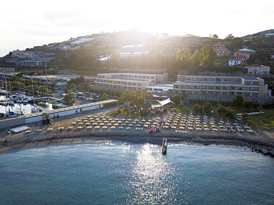 Aregai Marina Hotel & Residence