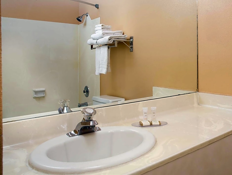 Howard Johnson by Wyndham Brigham City