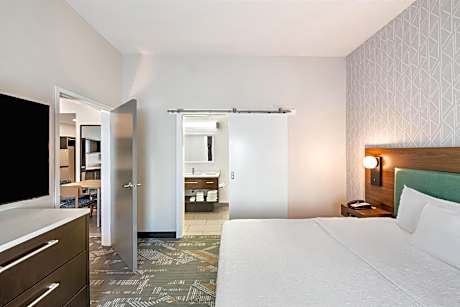 1 KING HEARING ACCESSIBLE SUITE NONSMOKING