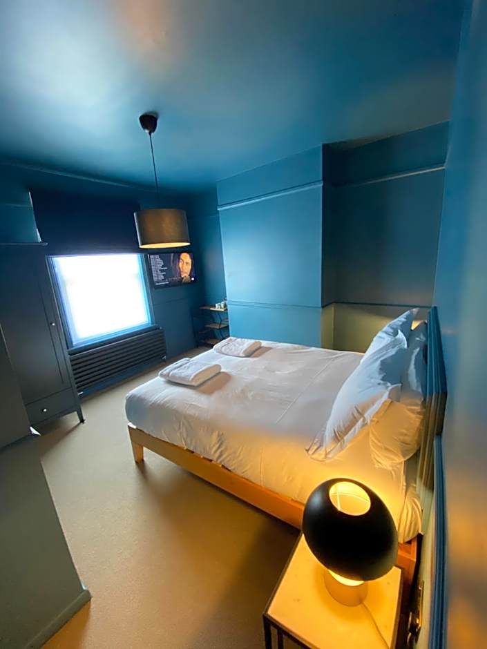 ROOMS AT THE QUAYSIDE - stylish en-suite rooms on Poole Quay all fully refurbed