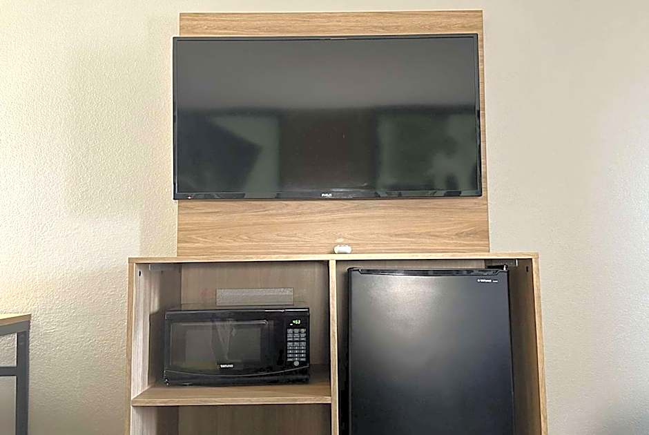 Super 8 by Wyndham Monroe