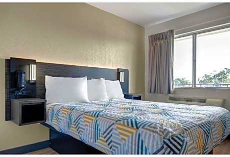 1 King Bed Deluxe