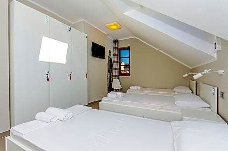 Single Bed in 3-Bed Dormitory Room with Shared Bathroom