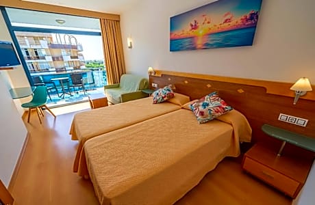 QUADRUPLE STANDARD (3 ADULTS 1 CHILD)