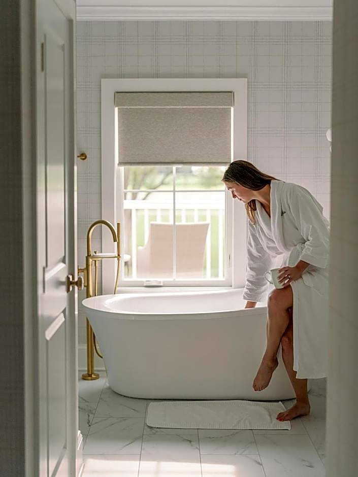 The Oaks Waterfront Hotel