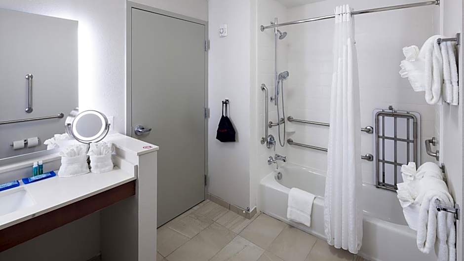 Photo 1 of 5 of Standard 2 Queen Beds, Accessible, Bathtub