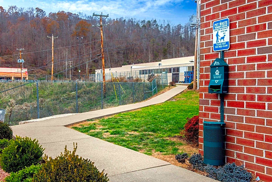 La Quinta Inn & Suites by Wyndham Elkview