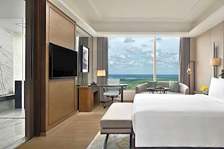 Executive King room with Lounge Access & One way Airport Transfer