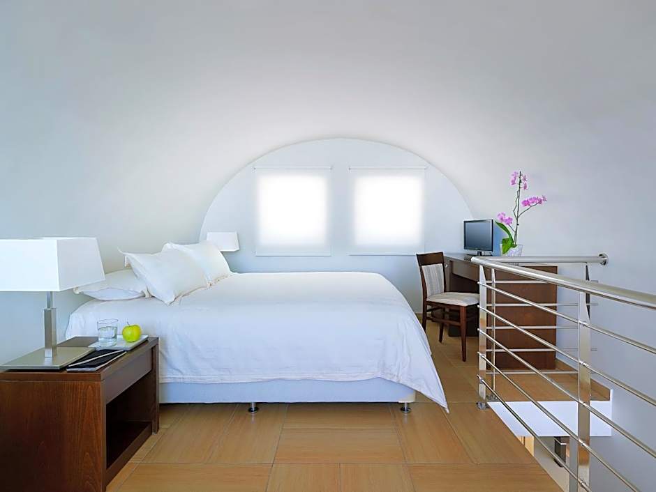 Macaris Suites & Spa