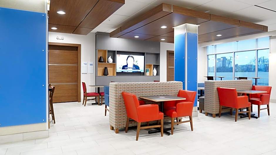 Holiday Inn Express & Suites Dallas Market Ctr - Love Field By IHG