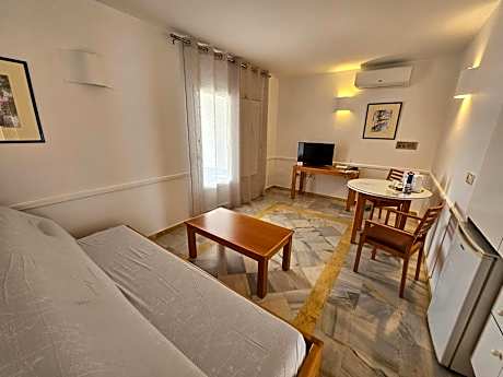 Room with Lounge and Terrace (3 Adults)