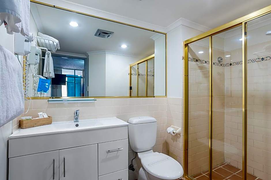 AAA Airport Albion Manor Apartments and Motel