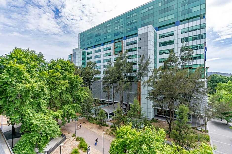 Modern 2BR Apartment in the Heart of the City - Hosted by Canstay