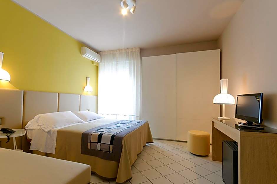 HOTEL TRIONFAL - Fronte Mare - Vicinissimi al Centro