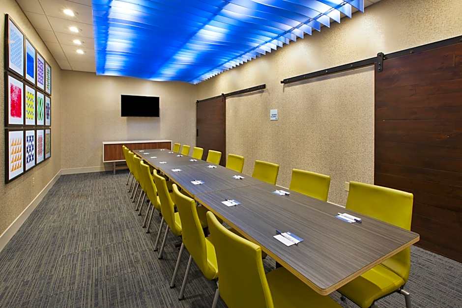 Holiday Inn Express & Suites Parkersburg East By IHG