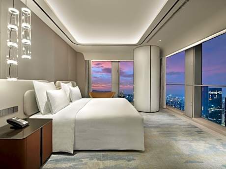 Deluxe Suite with One King Bed and Lounge Access - Skyline View