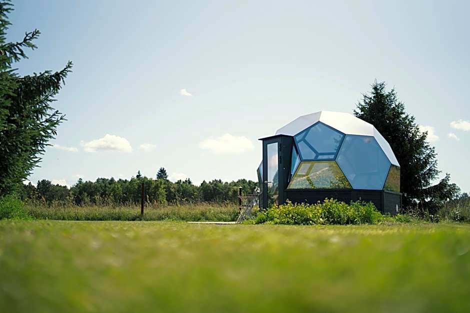 Peetri talu klaaskuplid Haapsalu lähedal