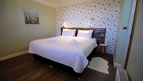 Columba (Twin Bed) with Sofa Bed, Bath with Overhead Shower