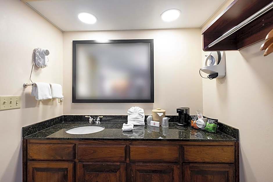 Red Roof Inn & Suites Calhoun