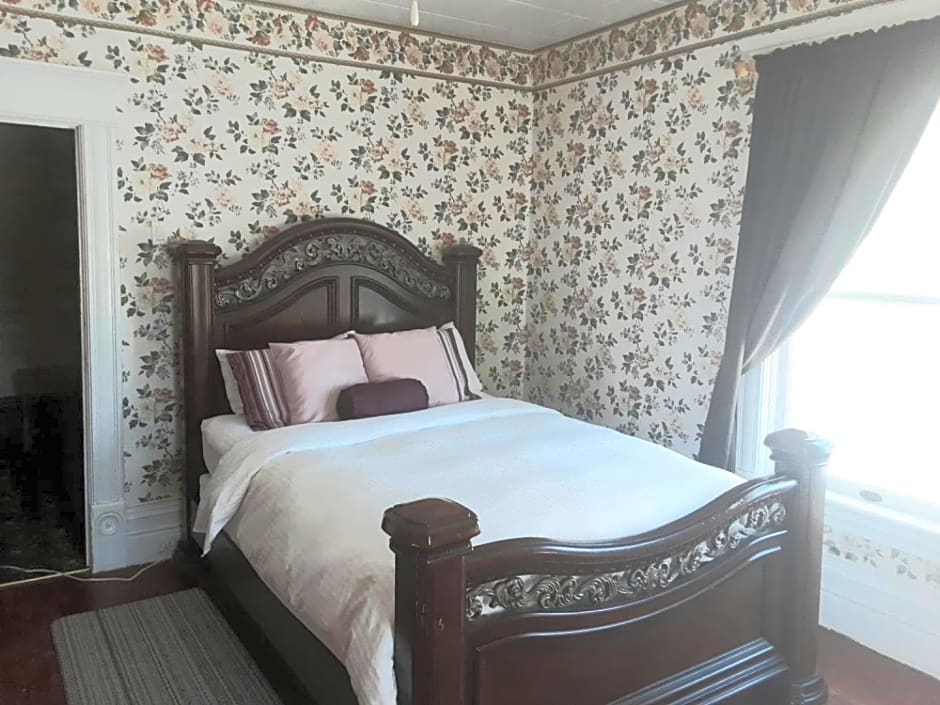 Marmora and Lake Inn and Victorian Diner