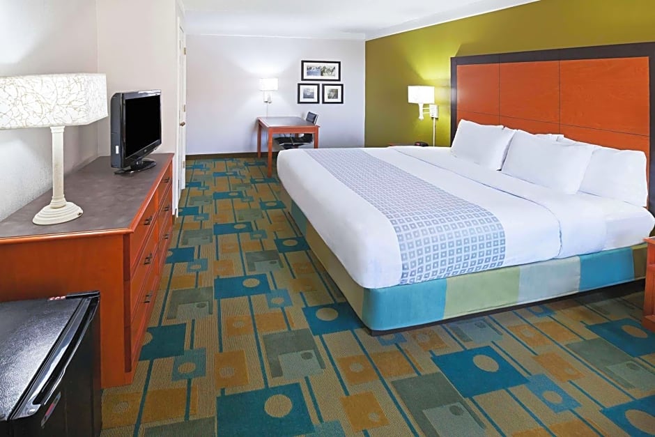 La Quinta Inn & Suites by Wyndham Mid-City