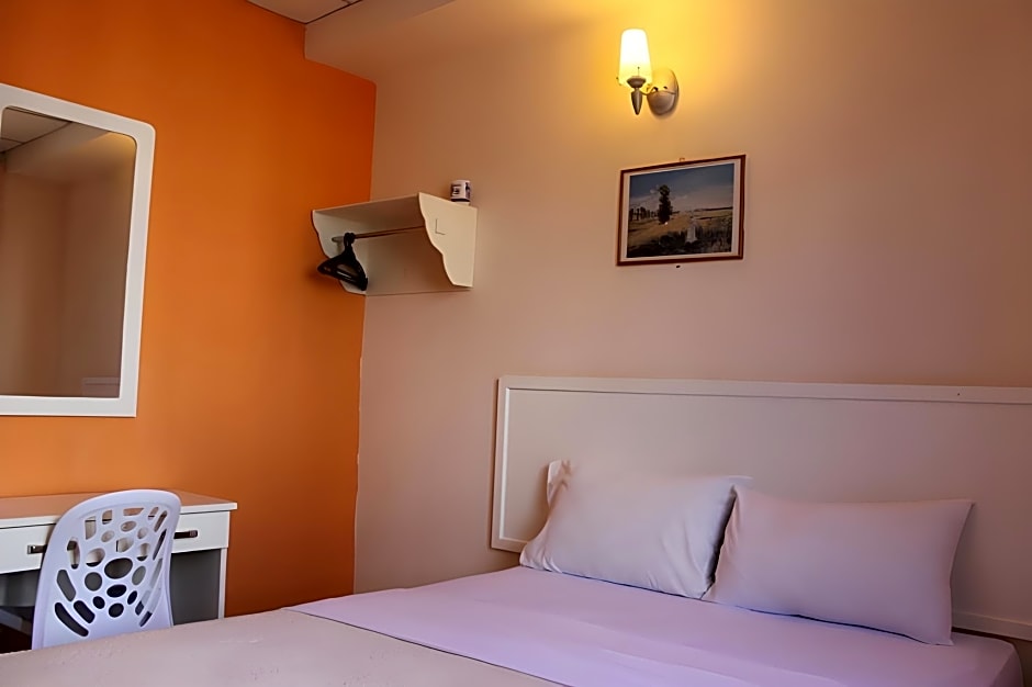 Victoria Hotel And Hostel