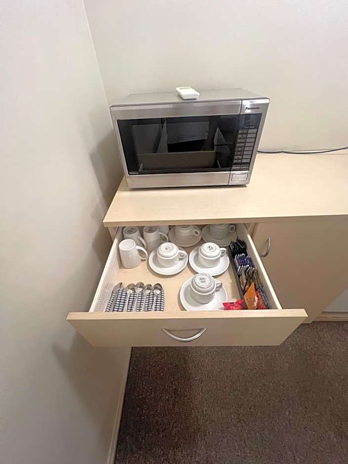 OVERLANDER MOTOR LODGE