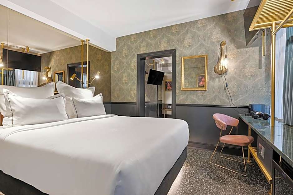 Skylark, Aluma Hotel & Resort