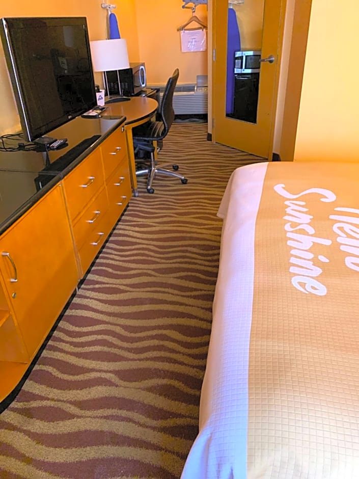 Days Inn & Suites by Wyndham Albany