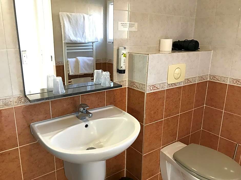 Logis Hostellerie Le Chatel Nangis