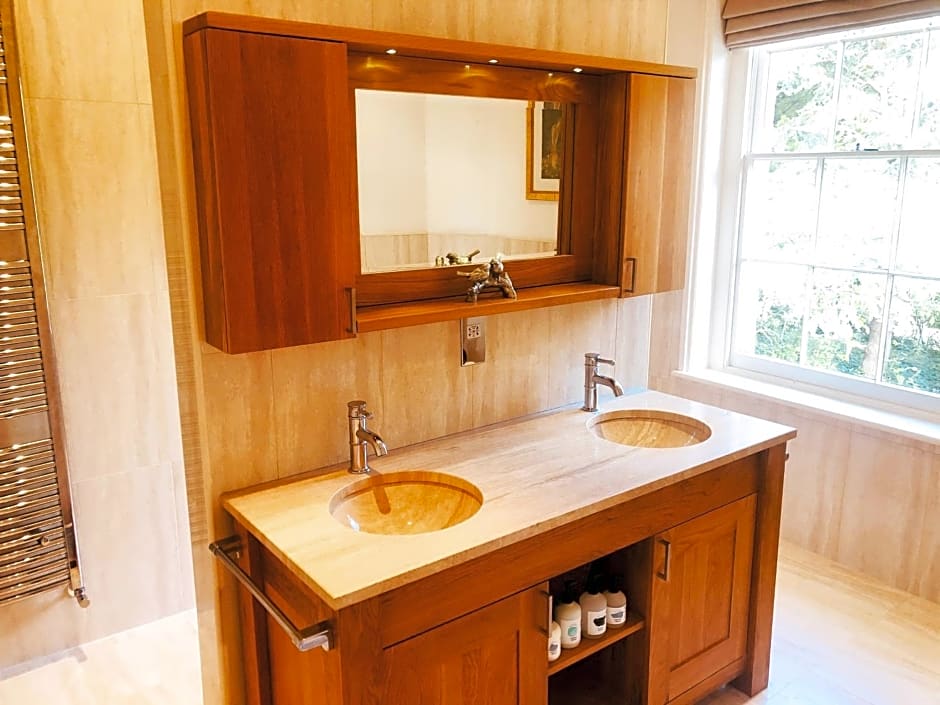 Somerleyton Meadows - The Hideaway Hut & Hot Tub