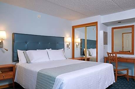 TWO-ROOM ROYAL OCEANFRONT SUITE