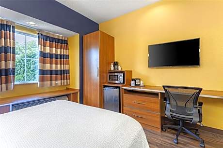 2 Queen Beds, Non-Smoking, High Speed Internet Access, Microwave And Refrigerator, Flat Screen Telev