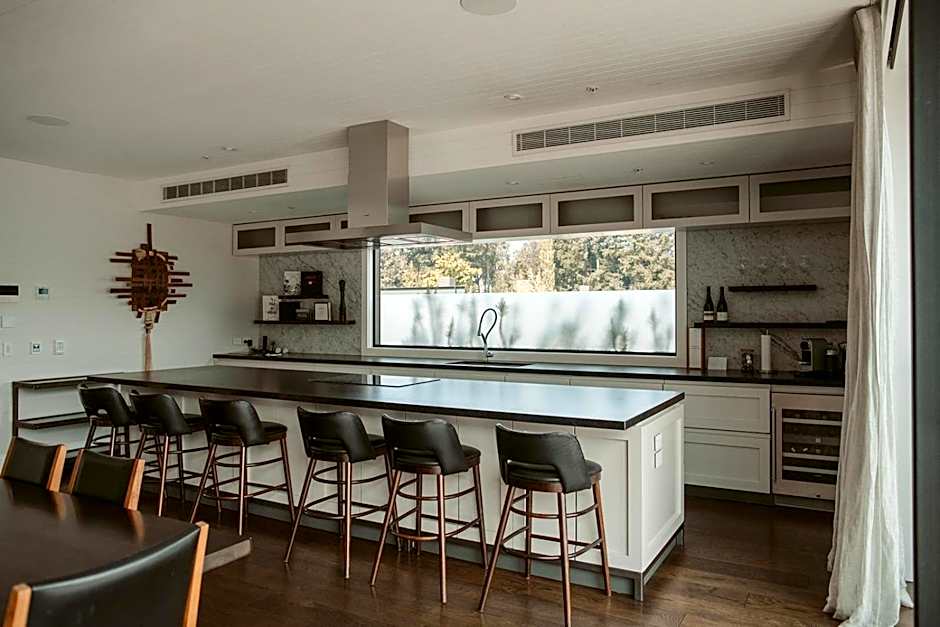 Eichardt's Private Hotel & Lakefront Apartments