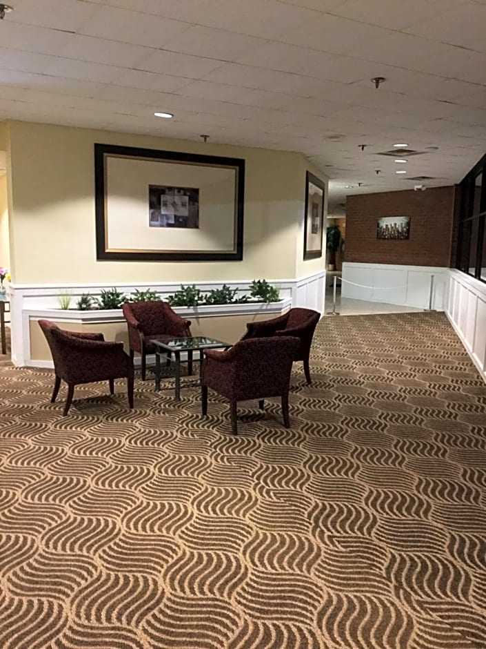 Days Inn & Suites by Wyndham Tallahassee Conf Center I-10