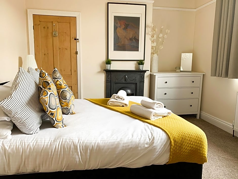 Riverside Lodge - Quaint Victorian Home By The River