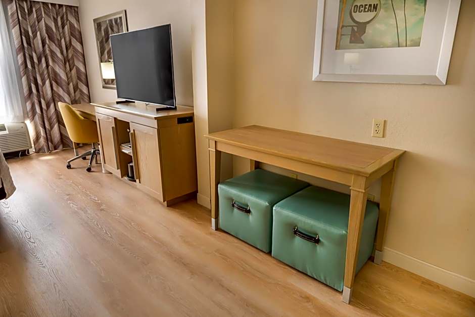 Photo 1 of 8 of 1 King Bed, Hearing/Mobility Accessible, Bathtub
