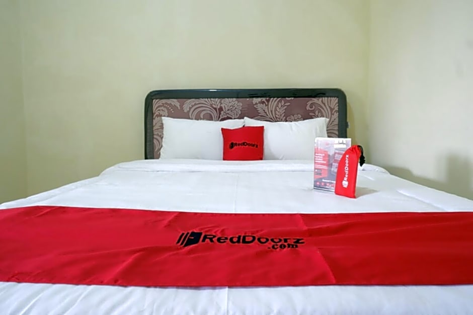 RedDoorz Syariah near Alun Alun Pacitan 2
